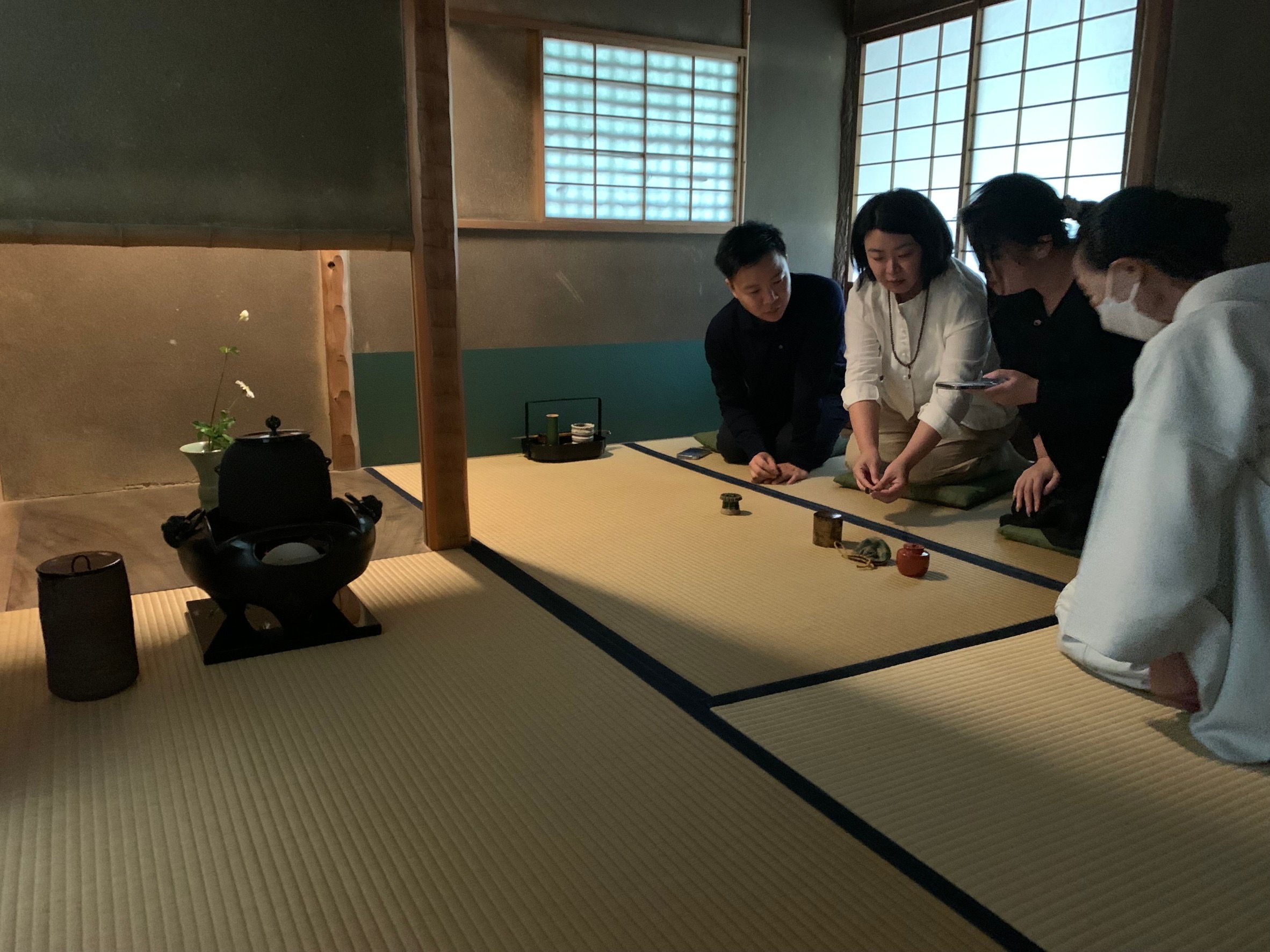 The full course of tea gathering experience in the morning and the evening feeling the concept of Japanese nature and historical culture and the essence of things made in Japan in Nara, the cradle of the way of tea, through thi five senses.